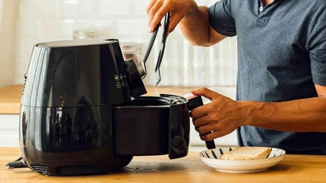 کیا ایئر فرائرز خفیہ طور پر آپ کی جاسوسی کر رہے ہیں؟