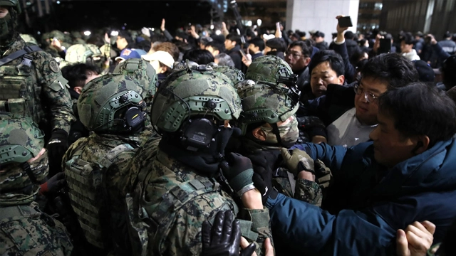 صدر نے مارشل لا نافذ کرنے پر قوم سے معافی مانگ لی