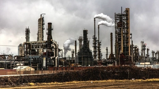 پیٹرول مہنگا کرکے آئل ریفائنری، مارکیٹنگ کمپنیوں کو 53 ارب ادا کرنے پر غور