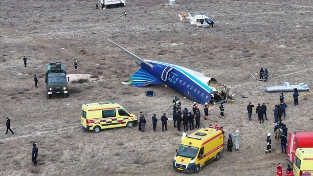 مسافر طیارہ گر کر تباہ، درجنوں افراد ہلاک