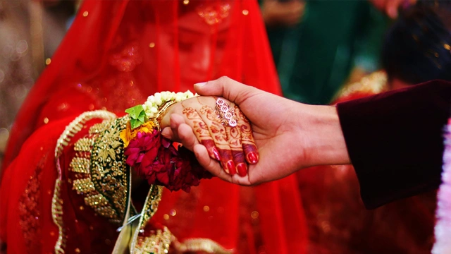 کیا شادی شدہ افراد ‘سنگلز’ لوگوں سے زیادہ خوش رہتے ہیں؟