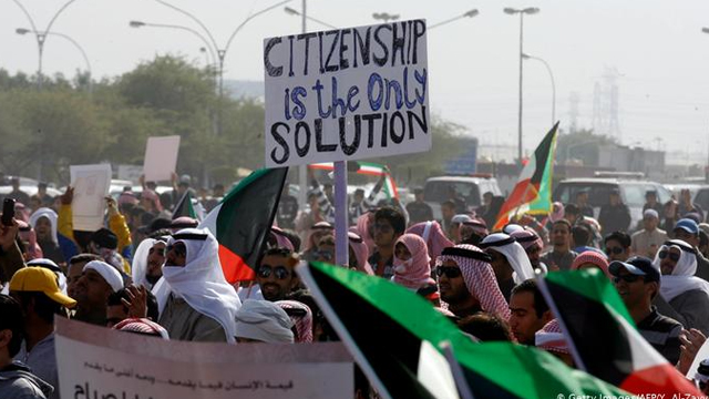 عرب ملک نے ہزاروں باشندوں کے پیچھے چھڑی اٹھا لی