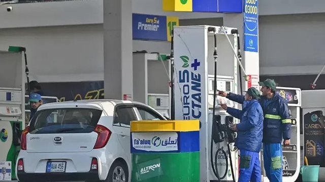 نئے سال کے موقع پر پٹرول سستا ہونے کا امکان