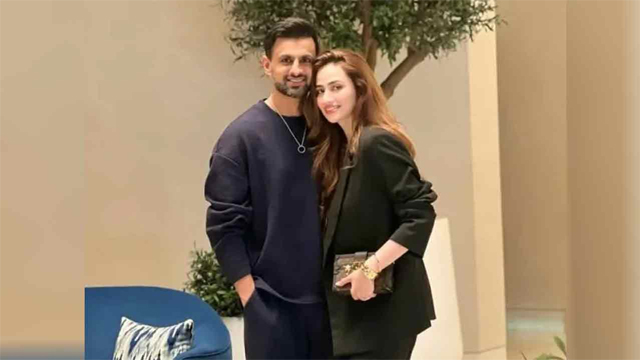 ثناء جاوید کی تصاویر سے سوشل میڈیا پر ہنگامہ برپا ہو گیا