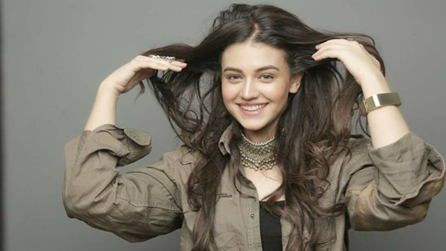 زارا نور عباس مہنگا لباس پہن کر تنقید کی زد میں آگئیں