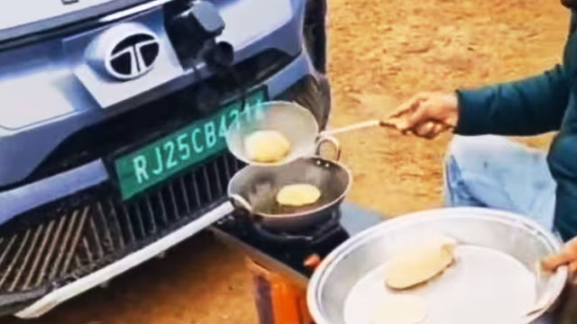 کچوریاں تلنے کیلئے الیکٹرک گاڑی کا استعمال، لوگ حیرت زدہ