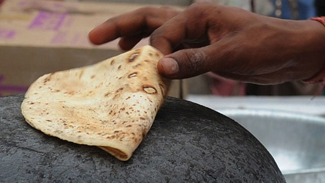 نان بائی کی کئی فٹ بڑی روٹی بنانے کی ویڈیو وائرل
