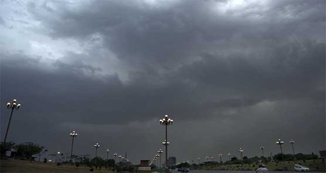 کراچی میں گھنے سرمائی بادلوں کے ڈیرے؛ موسم خوشگوار