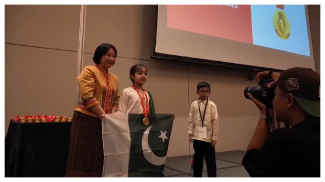 سنگاپور میں منعقدہ بین الاقوامی مقابلے؛ 8 سالہ پاکستانی طالبہ نے گولڈ میڈل جیت لیا