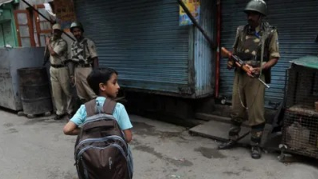 مقبوضہ کشمیر؛ فوج کی بھاری تعداد میں موجودگی سے تعلیمی نظام بری طرح متاثر