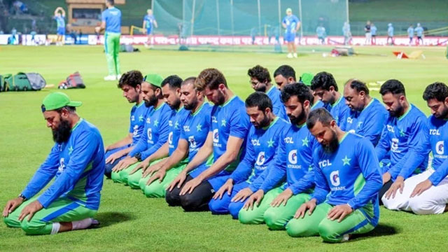 رضوان اور دیگر کھلاڑیوں کا نماز پڑھنا؛ بھارتی میڈیا کی ہرزہ سرائی