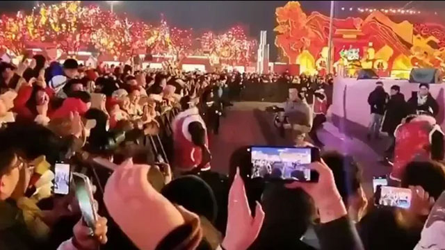 روبوٹ نے اچانک تماشائیوں پر حملہ کر دیا، دل دہلادینے والی ویڈیو وائرل