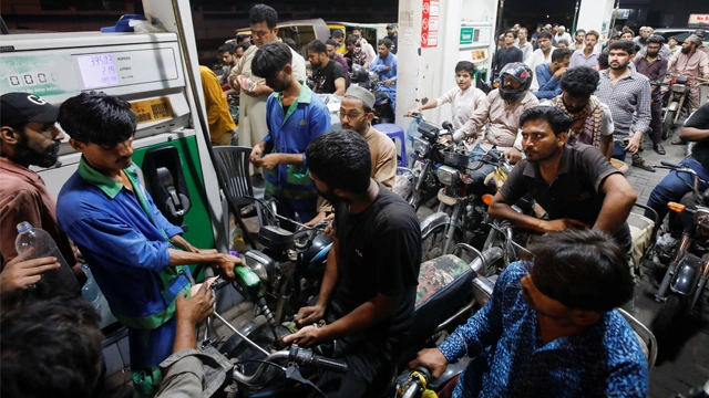 پیٹرول کی قیمت 1200 روپے فی لیٹر تک پہنچ گئی