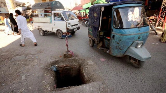 معمر خاتون کو بچانے کیلئے دو نوجوانوں نے گٹر میں چھلانگ لگا دی