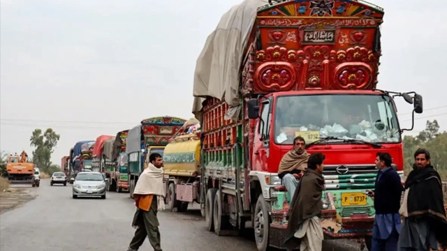 کرم پارا چنار: 64 گاڑیوں پر سامان لیکر جانیوالے قافلے پر دہشتگردوں کے متعدد حملے