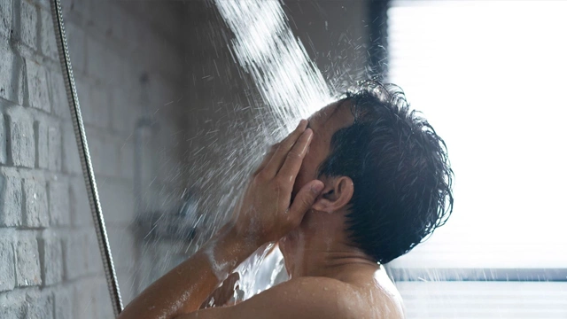 رات کو نہانا کیوں بہتر ہے؟ ماہرین نے بتادیا