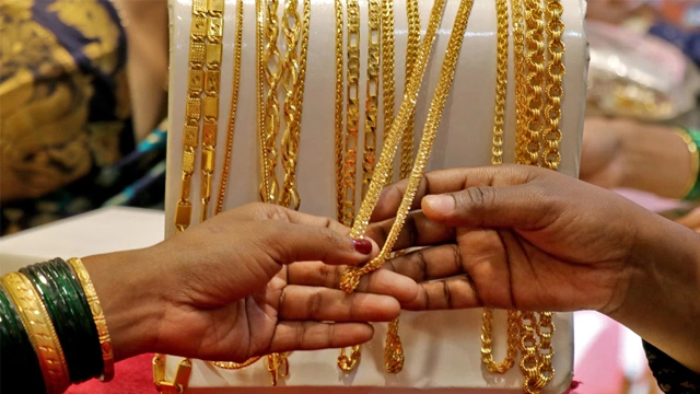 پاکستان میں سونا مہنگا، فی تولہ قیمت کیا ہوگئی؟