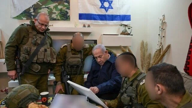 نیتن یاہو کی قیادت میں صیہونی فوج کا فلسطینیوں کے گھر پر چھاپہ