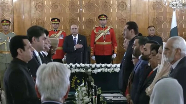 وفاقی کابینہ میں دو درجن سے زائد نئے ارکان شامل، عہدوں کا حلف بھی اٹھا لیا