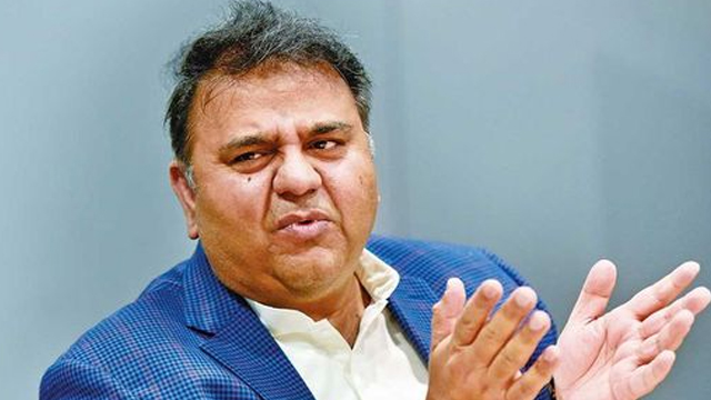 فواد چوہدری نے سینئر پی ٹی آئی رہنما کو تھپڑ جھڑ دیے