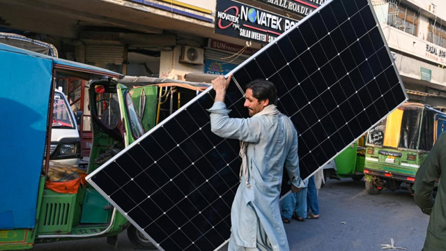 پانچ لاکھ گھروں کو سولر سسٹم دینے کا فیصلہ