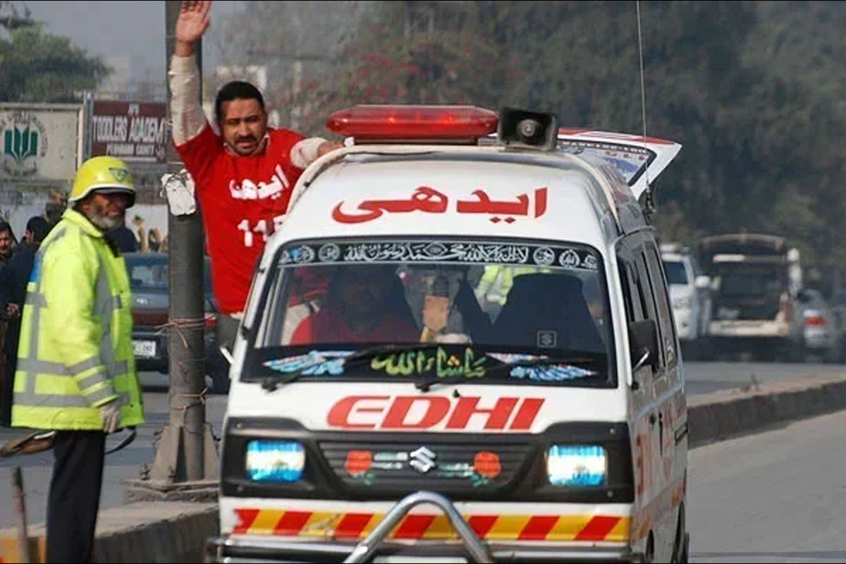 کراچی: تیز رفتار کار کی ٹکر سے موٹر سائیکل سوار میاں بیوی جاں بحق، ملزمان فرار