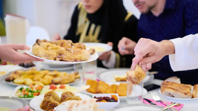 رمضان میں کونسی غذائیں کھانی چاہیے اور کن سے پرہیز کرنا چاہیے؟ جانیے