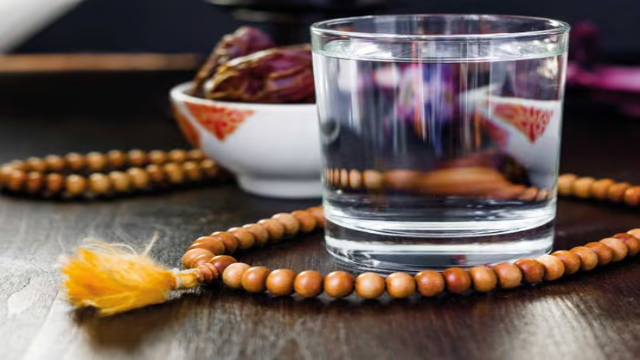 افطار سے سحری کے دوران کتنے گلاس پانی پینا ضروری ہے؟