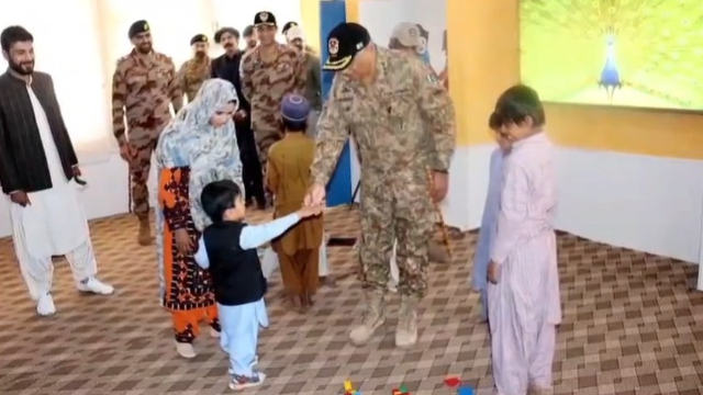 کور کمانڈر کوئٹہ کا خاران میں خصوصی بچوں کے اسکول کا دورہ