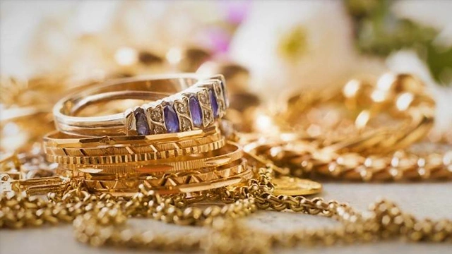 کیا آپ کے زیر استعمال زیورات پر بھی زکوۃ واجب ہے؟