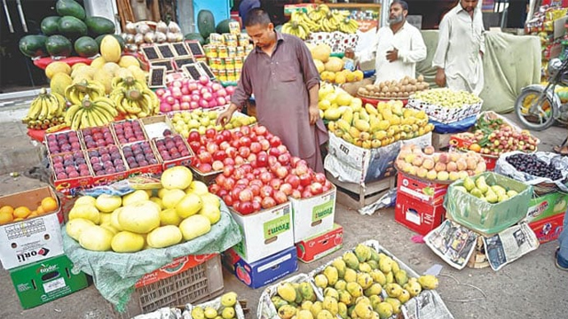 کمشنر کراچی منافع خور مافیا کے سامنے بے بس، پھلوں کے نرخ بڑھا دیے