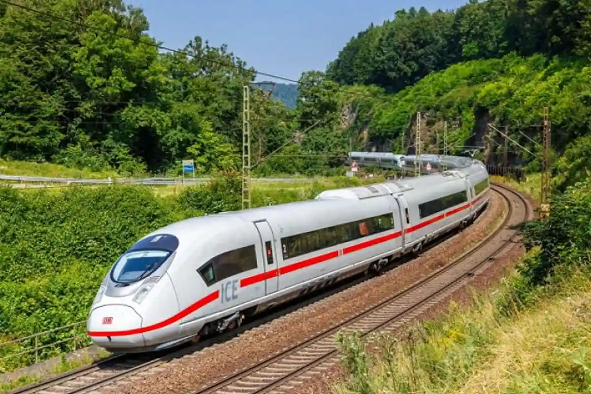 پاکستان میں پہلی بلٹ ٹرین چلانے کا اعلان؛ کس شہر سے کس مقام تک چلے گی؟