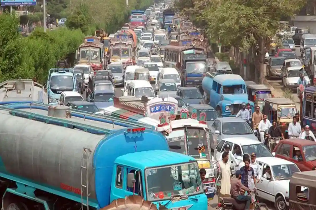 کراچی کی سڑکیں موت کا میدان بن گئیں! رواں سال ٹریفک حادثات میں 581 افراد جان کی بازی ہار گئے