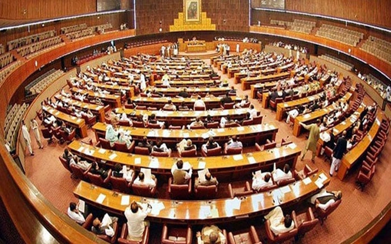 قومی اسمبلی میں خواتین کے کپڑوں کی بڑھتی قیمتوں کی گونج