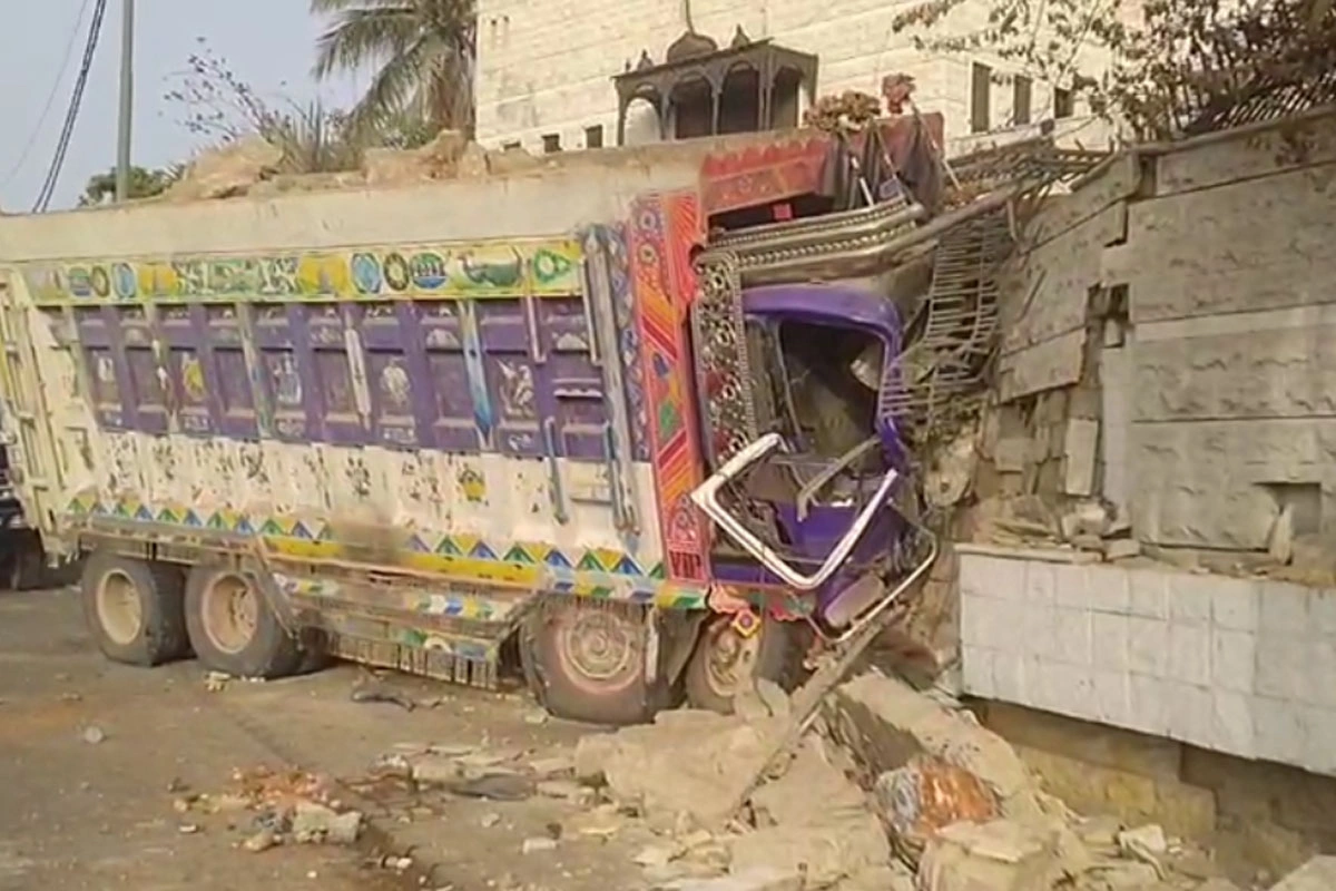 کراچی میں تیز رفتار ڈمپر ڈیفنس کے بنگلے سے ٹکرا گیا