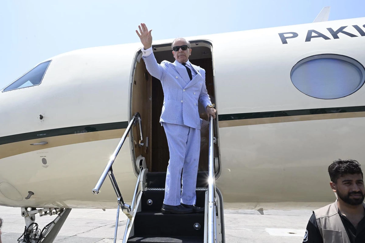 وزیراعظم شہباز شریف وفد کے ہمراہ چین روانہ