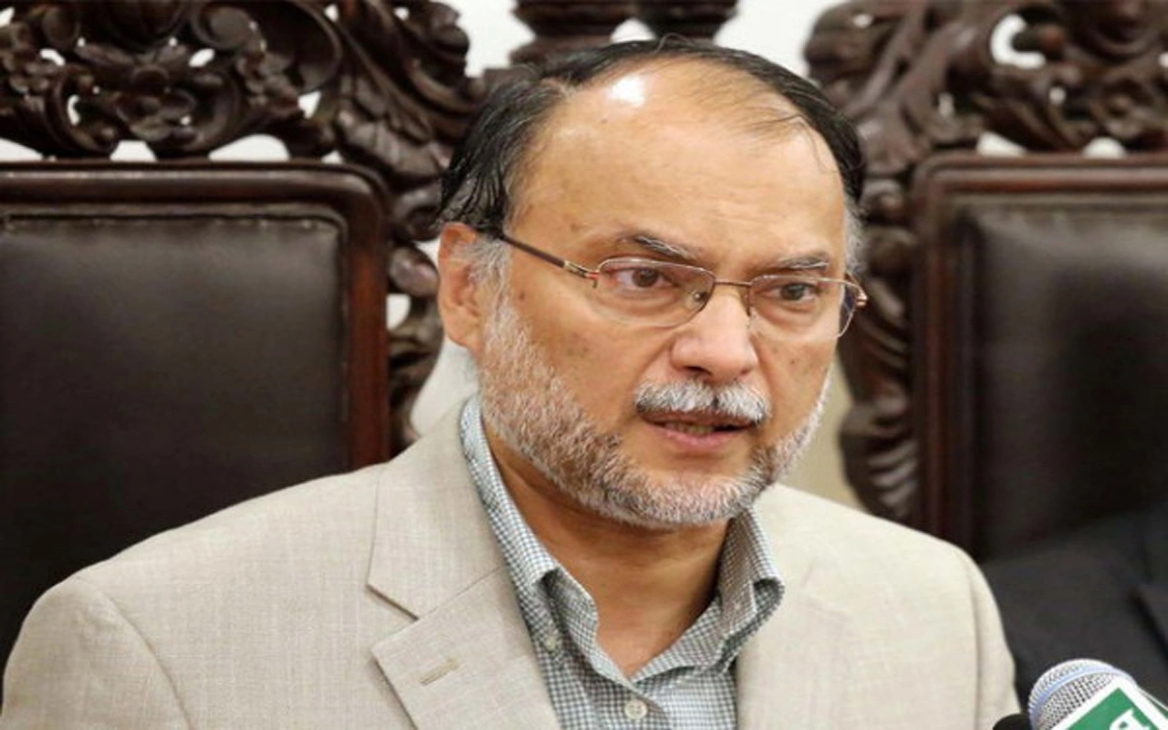 نصف سے زائد بجٹ قرض ادائیگی میں جائیگا، 118 سے زائد منصوبے بند کردیے، احسن اقبال