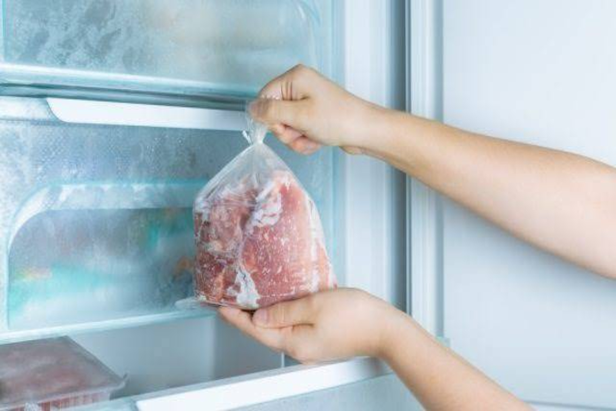برف میں جما گوشت منٹوں میں کیسے پگھلائیں؟ نہایت ہی آسان طریقہ جان لیں