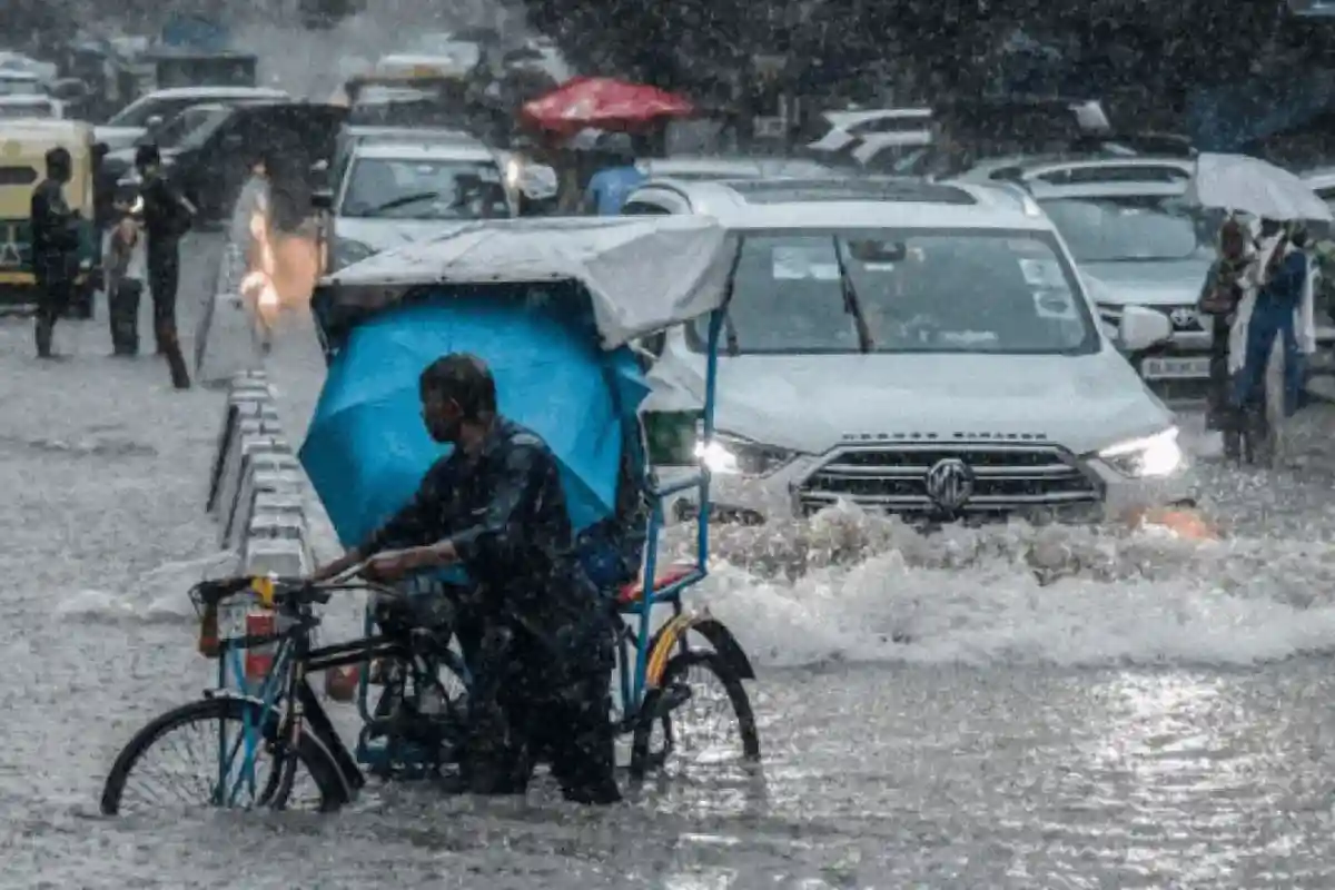کراچی والے ہوجائیں تیار، شہر میں آج پھر بادل برسنے کا امکان