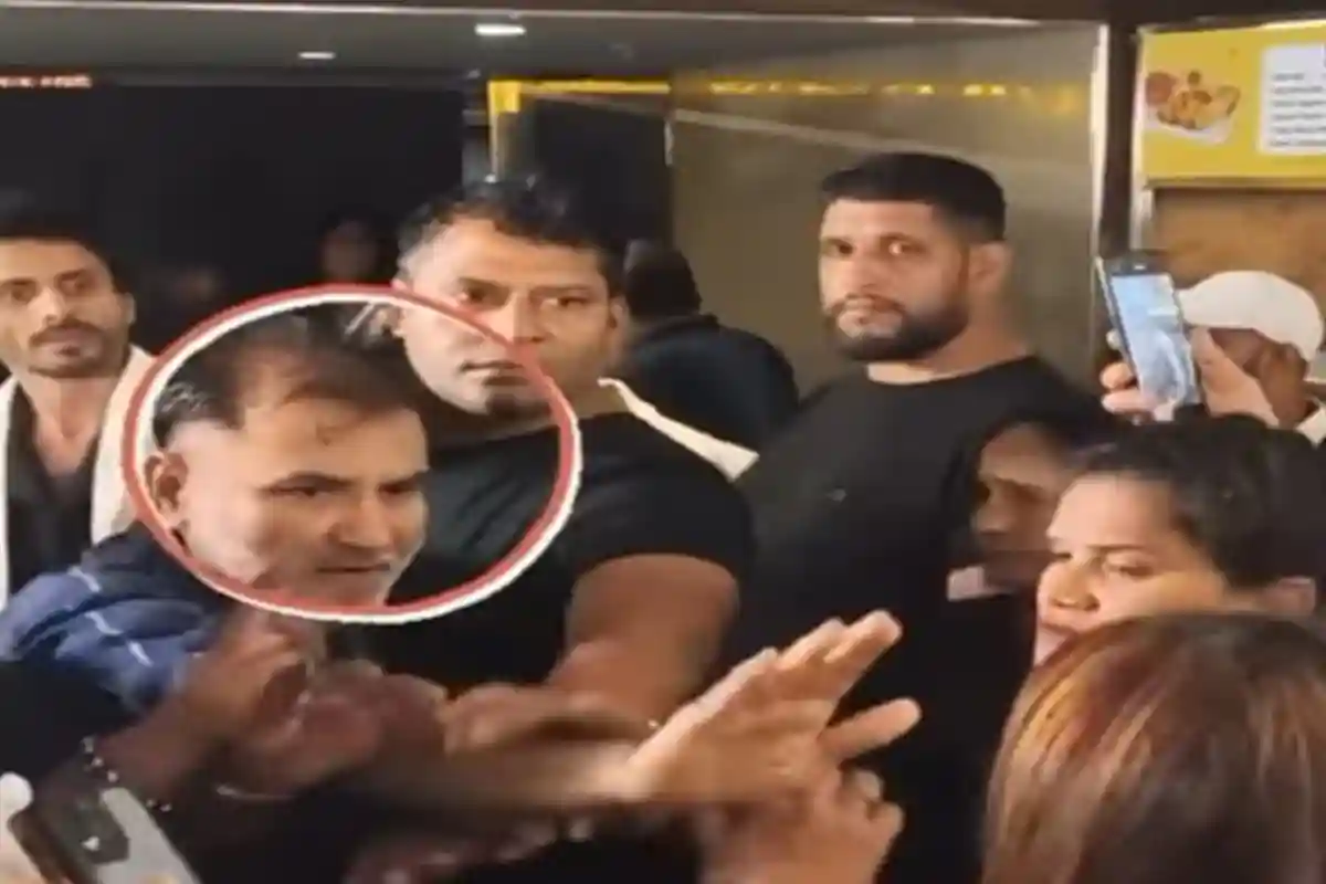 معروف بھارتی اداکارہ نے پروڈیوسر کو چپل سے دھو ڈالا؛ ویڈیو وائرل