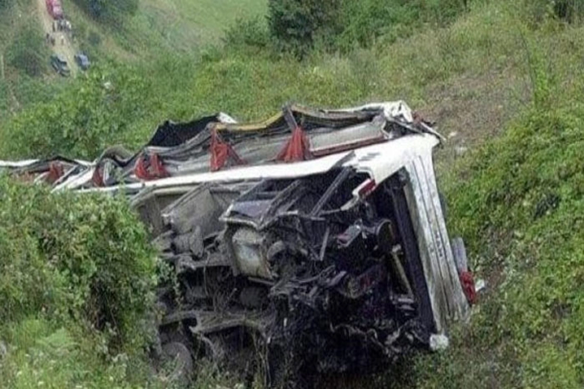 ڈرائیور کی غفلت، اسلام آباد سے لاہور جانیوالی بس کھائی میں گرنے سے 8 مسافر جاں بحق، 18 زخمی