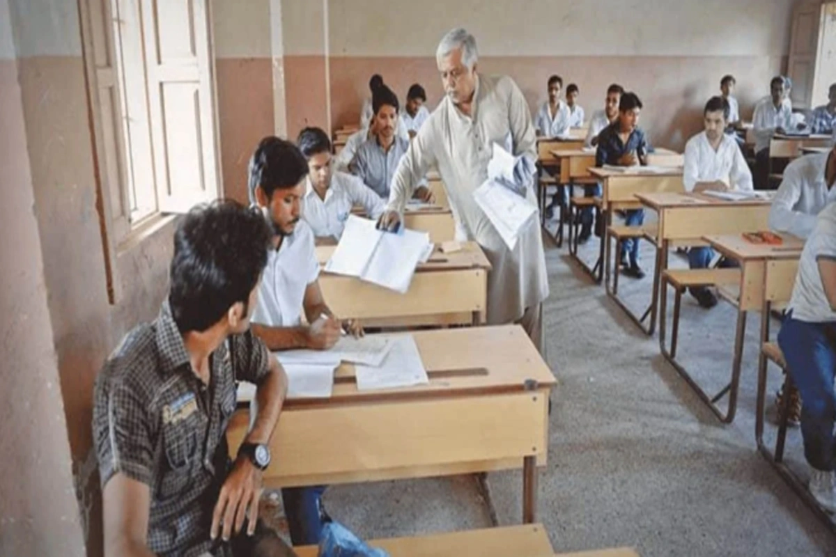 کشمیر کے 50 سالہ مرتضیٰ کاظمی نے میٹرک کا امتحان پاس کر لیا