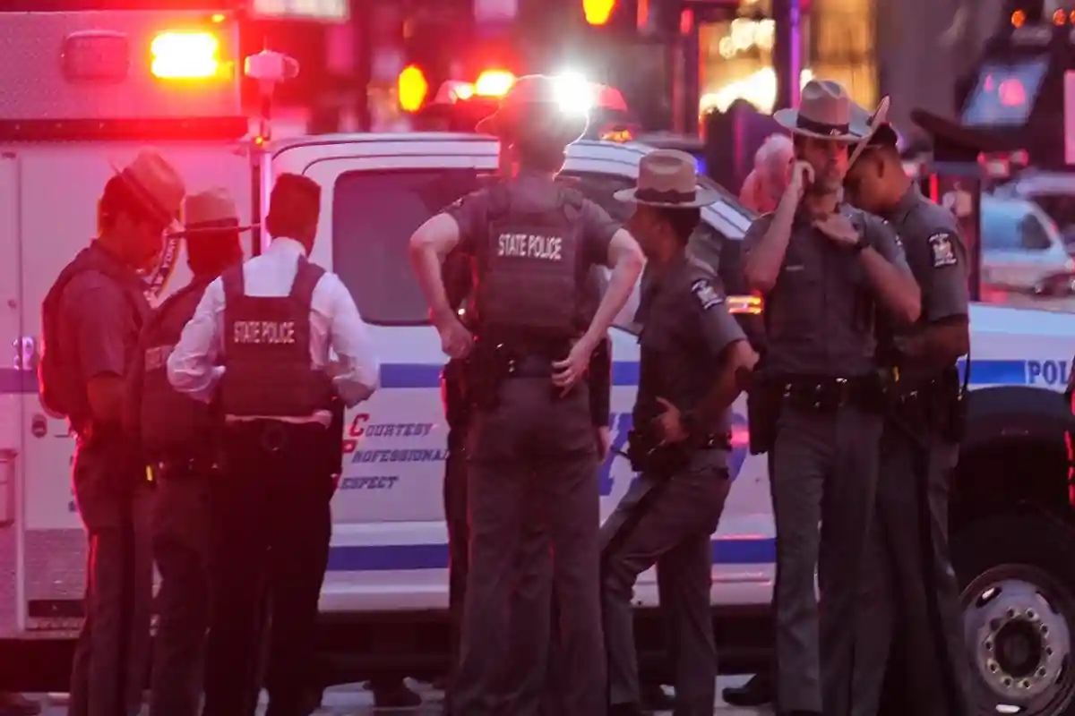 نیویارک میں مسلح شخص کی فائرنگ سے پولیس افسر سمیت 4 افراد ہلاک