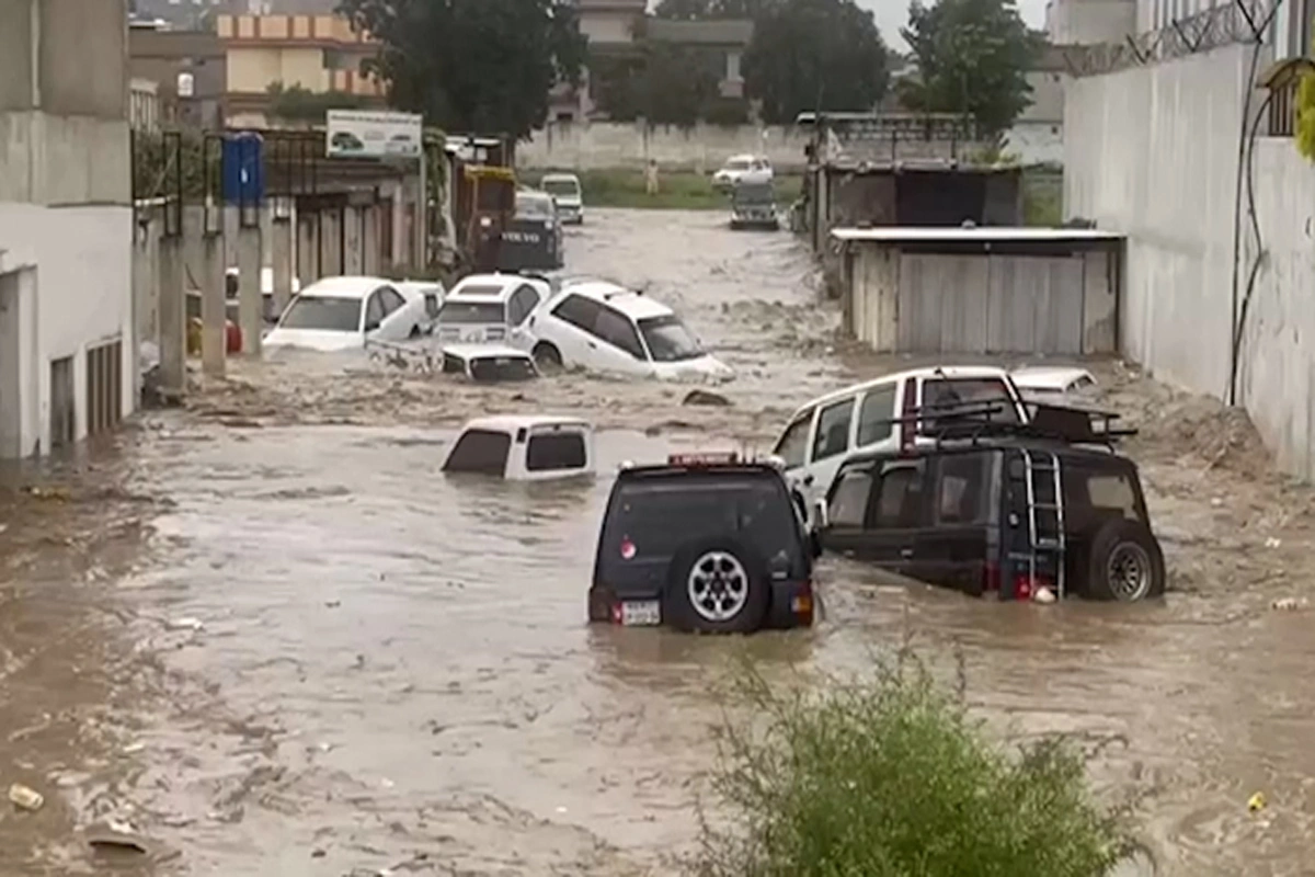 اگرگاڑی پانی میں ڈوب رہی ہو تو جان بچانے کیلئے کیا کرنا چاہیے؟