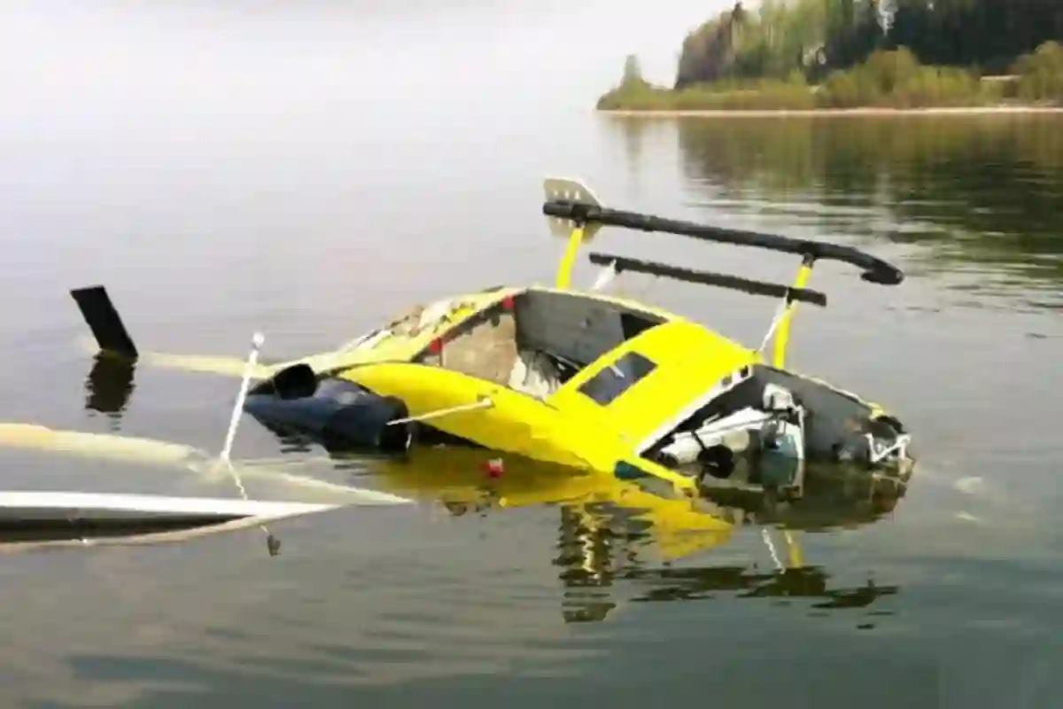 ریسکیو ہیلی کاپٹر جھیل میں گر کر تباہ