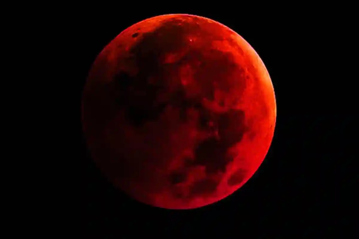 پاکستان سمیت دنیا بھر میں بلڈ مون کا نظارہ کب کیا جاسکے گا؟ تاریخ سامنے آگئی
