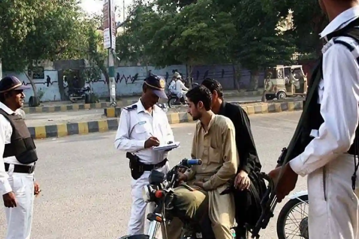 کراچی کے شہری خبردار!! ٹریفک قوانین کی خلاف ورزی پر جرمانے کے ساتھ سزا بھی ملے گی