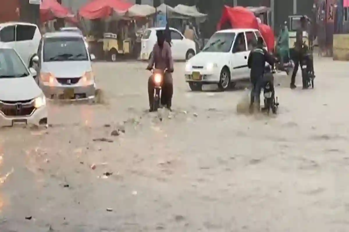 کراچی میں ایک بار پھر تیز بارش،نشیبی علاقوں میں پانی جمع، کئی علاقوں میں بجلی غائب، تقریبات منسوخ