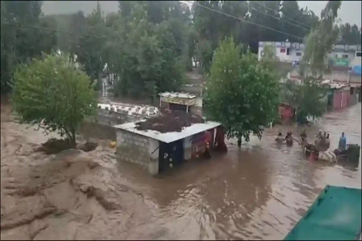 خیبرپختونخوا میں سیلاب سے بجلی کا نظام درہم برہم، 87 ہزار سے زائد صارفین بجلی سے محروم