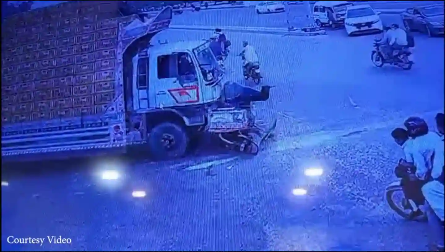 کراچی؛ ڈیفنس موڑ پر ٹرک کی موٹرسائیکل سوار کو روندنے کی ویڈیو سامنے آگئی